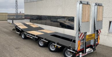 Semi low loader Rojo Trailer GPD4 model (1+3) with directional axles and hydraulic platform for Access to the neck. Immediate delivery.